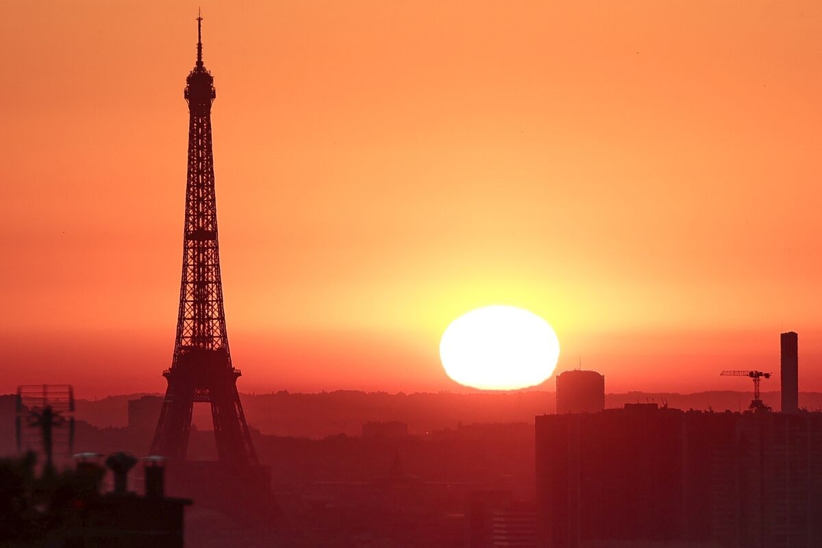 Heat Wave Shuts Top of Eiffel Tower as Europe Put on Red Alert
