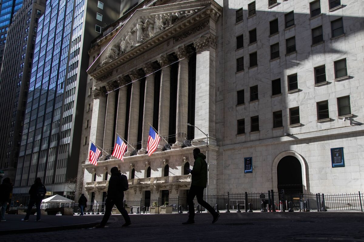 Wall Street Signals Stablecoin Fightback as Crypto Bills Advance