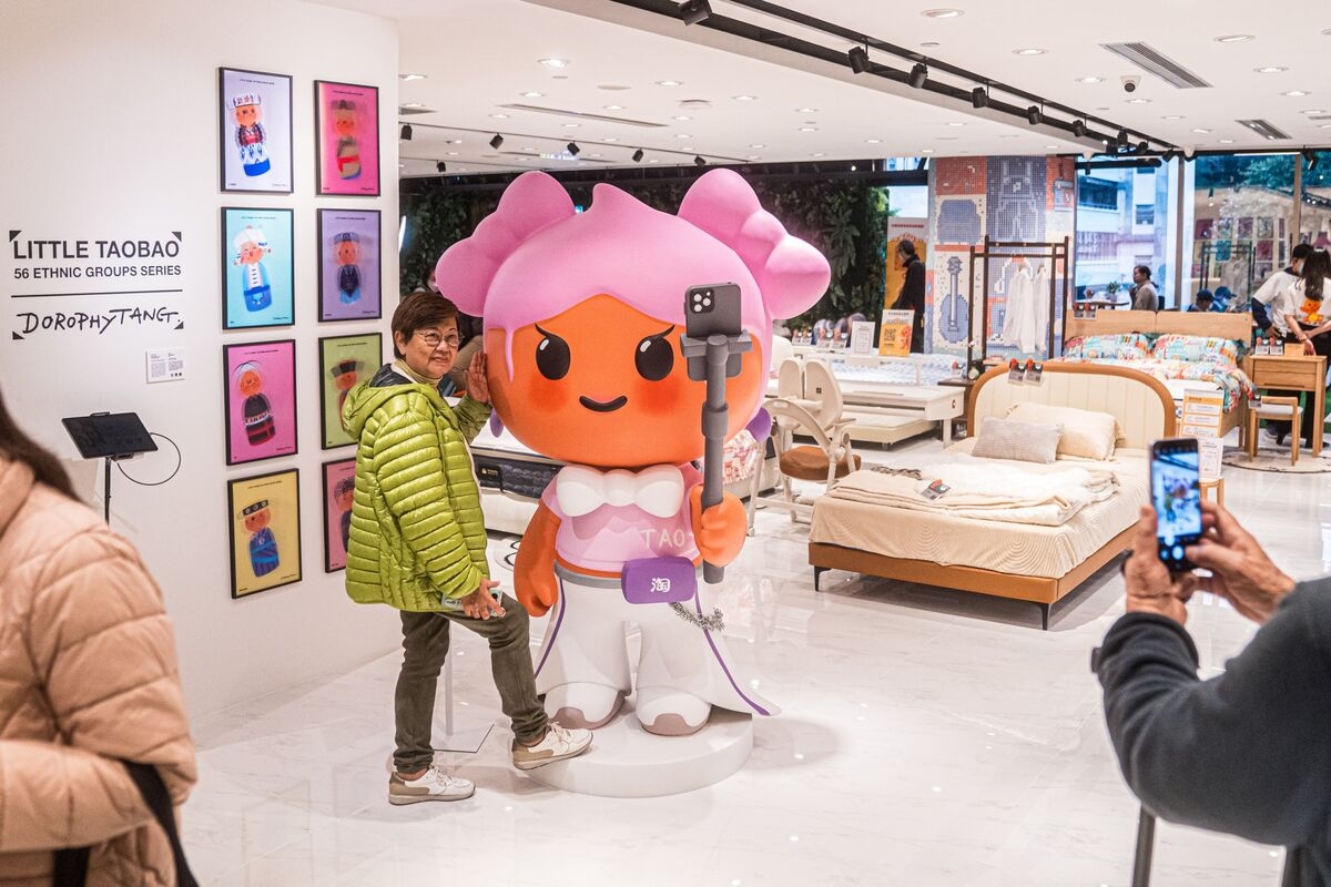China's E-Commerce Giants Are Putting Up a Fight