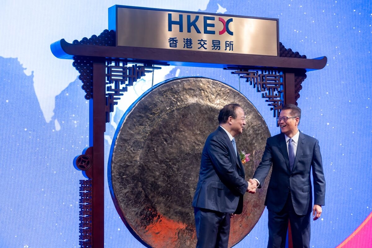 CATL Shares Clouded by Bleak Outlook After Mega Hong Kong Debut