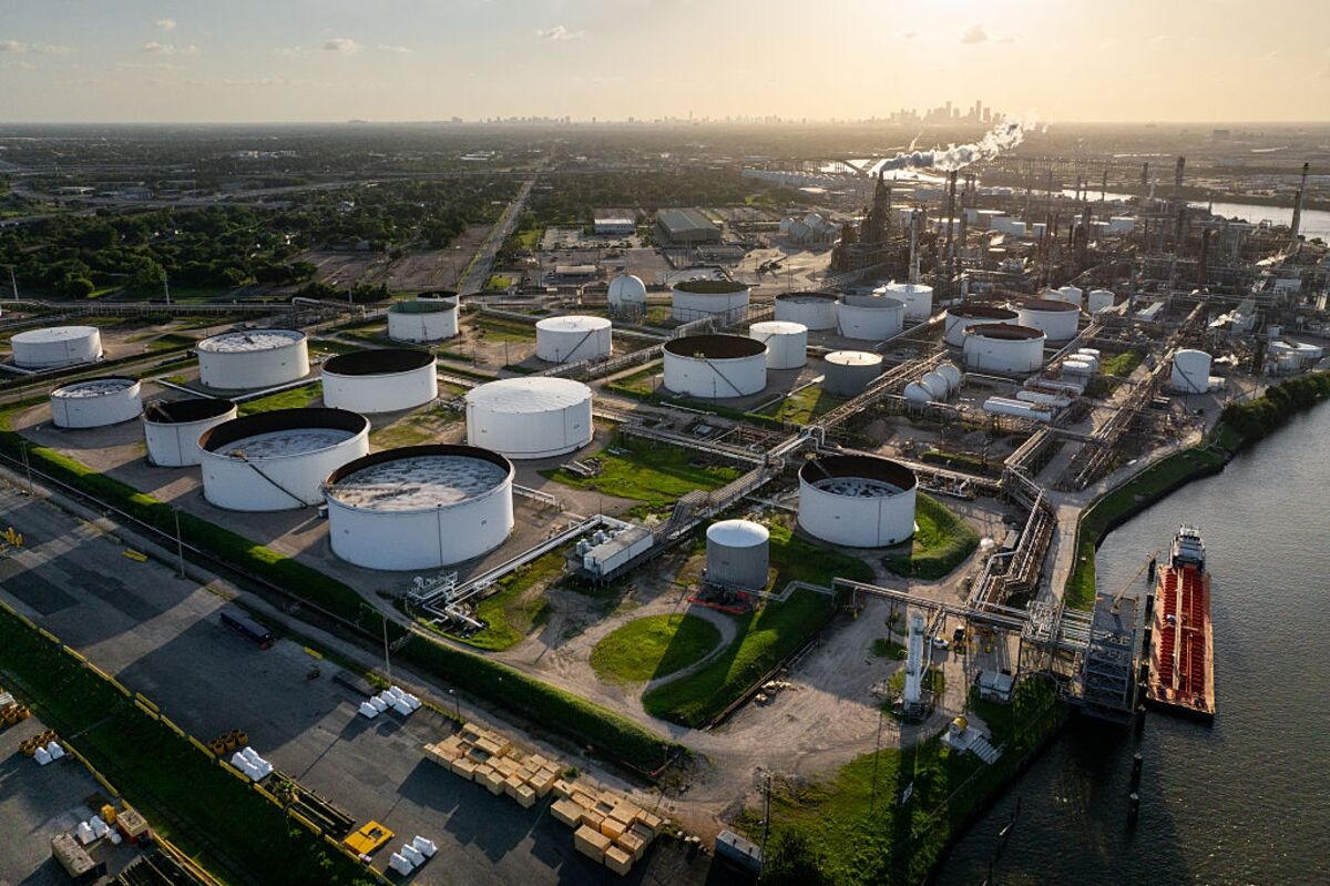 Diesel Passes $105 a Barrel on Mideast Worry and Key Spreads Rip