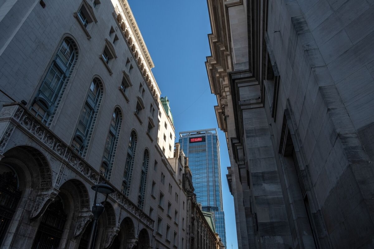 Milei Clashes With Top Banks Amid Argentina's Liquidity Squeeze