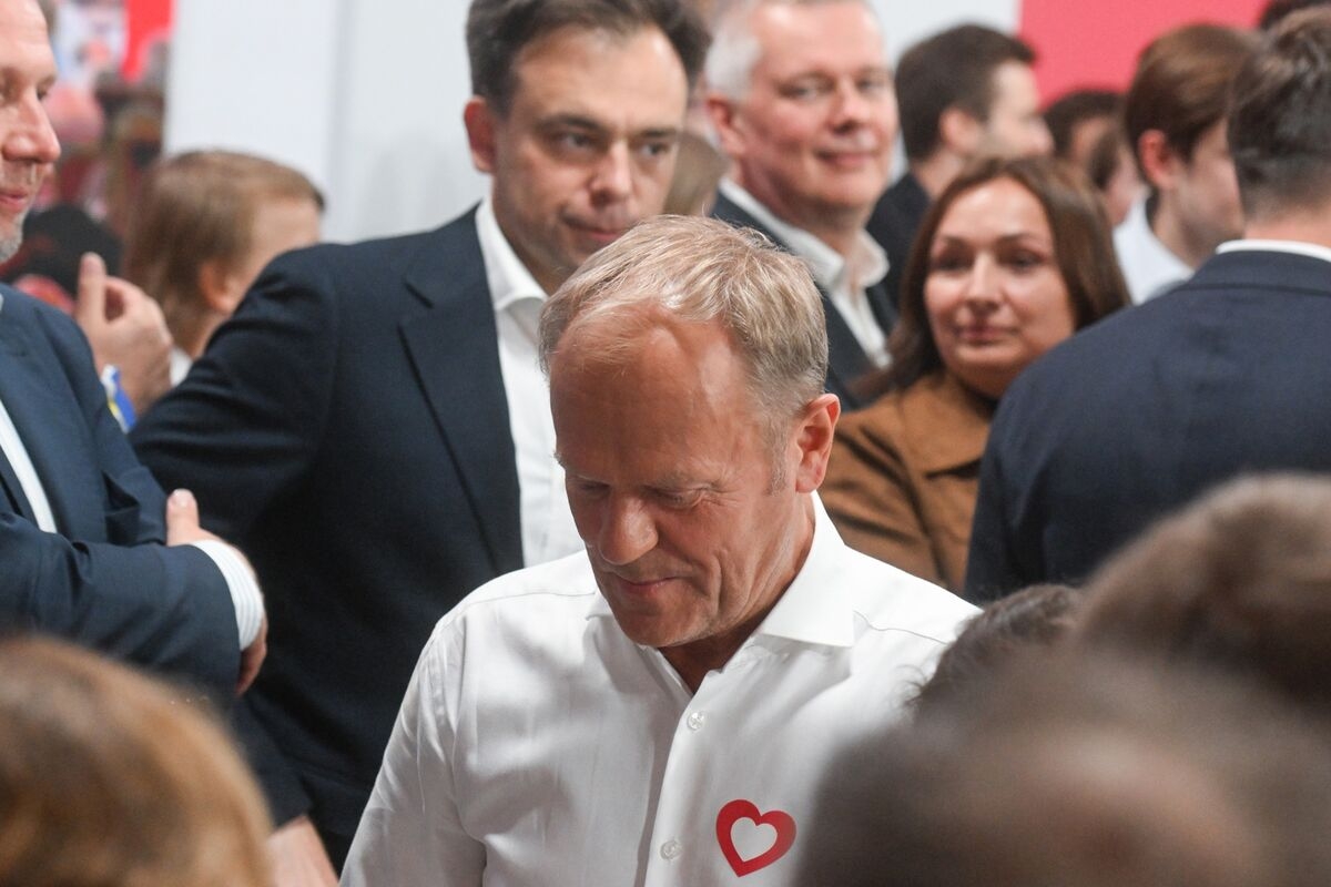 Tusk's Coalition Closes Ranks After Polish Election Defeat
