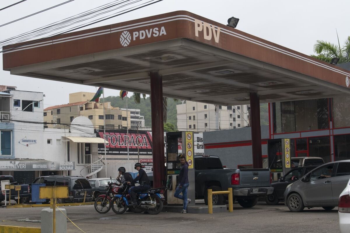 Venezuela Plans a 50% Fuel Hike as It Braces for Revenue Slump