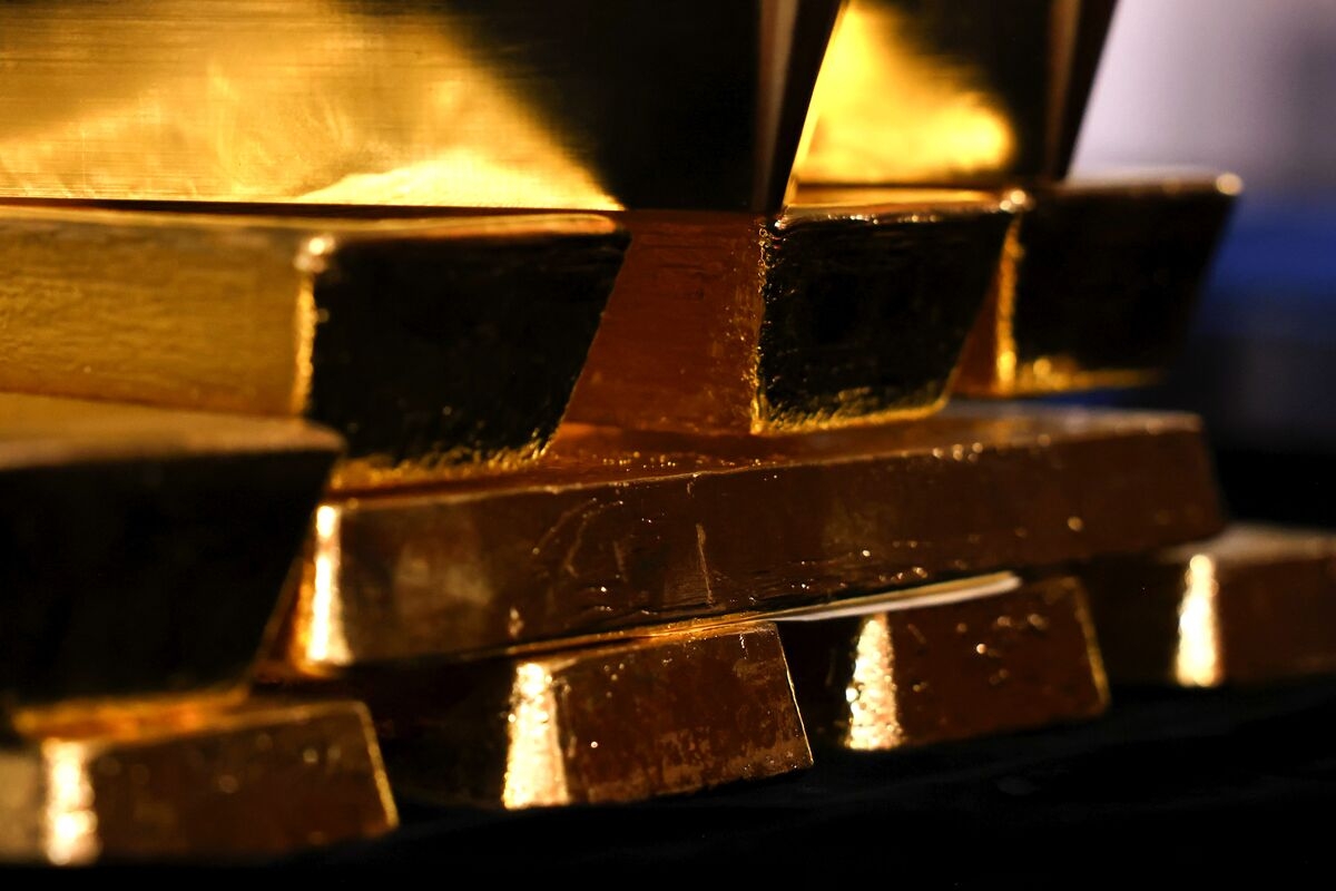 Gold Gains as Weak Bond Auction Highlights US Fiscal Concerns