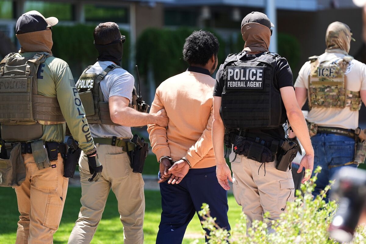 Courthouse Arrests Stun Migrants Who Showed Up for Their Hearing