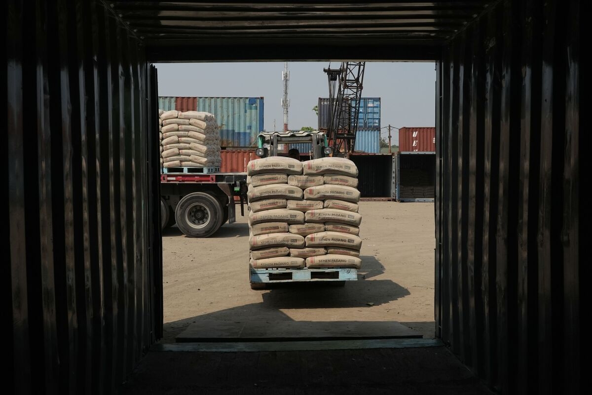 Indonesia Trade Surplus Shrinks as Global Tariff Fears Boost Imports from China