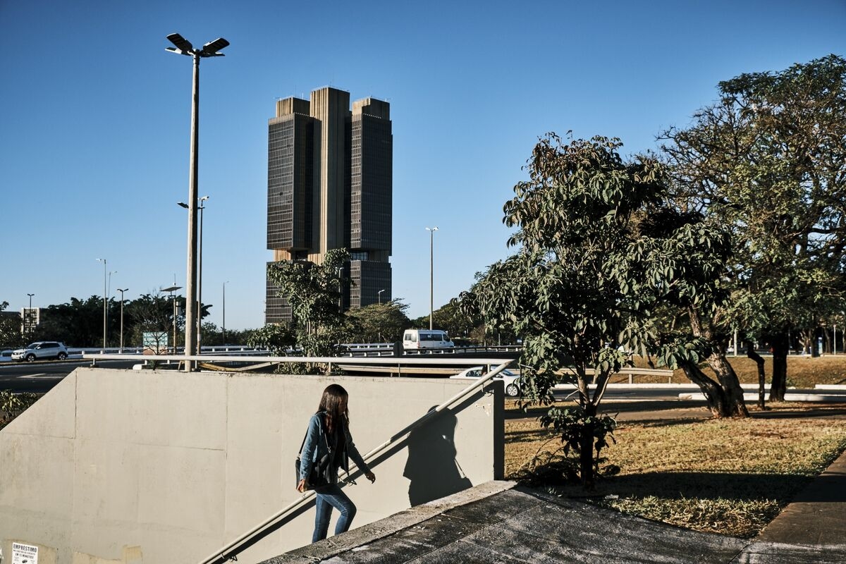 Brazil Holds Interest Rate at 15% on High Inflation, Tariff Uncertainty
