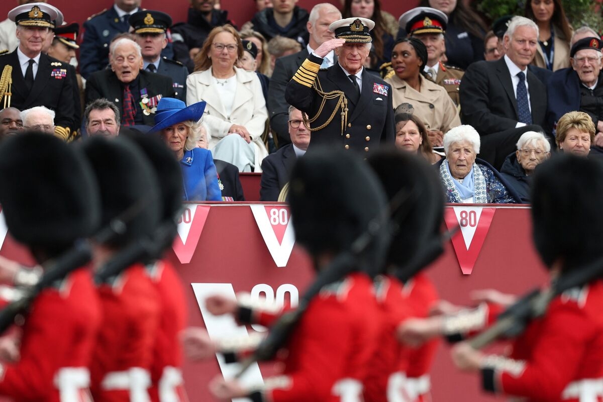 Senior Royals Join Thousands in London as VE Day Commemorations Begin