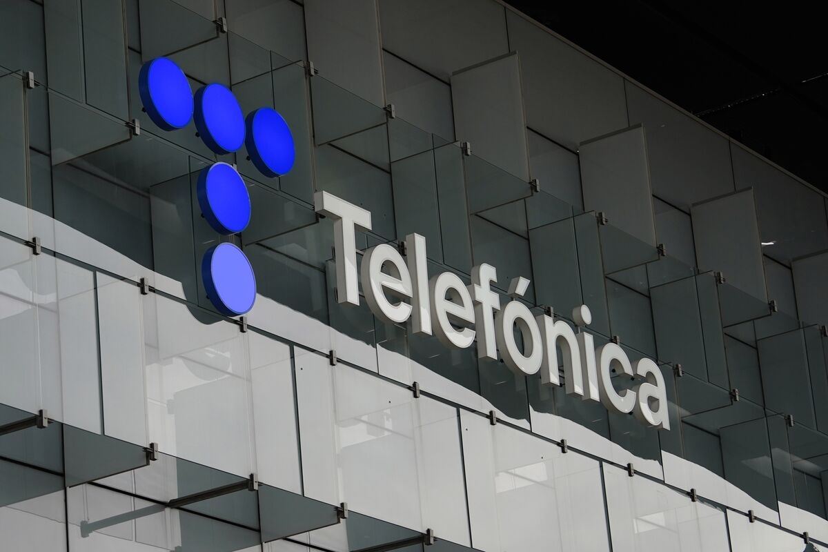 Telefonica's Latin America Fire-Sale Sends Chile Unit to New Low