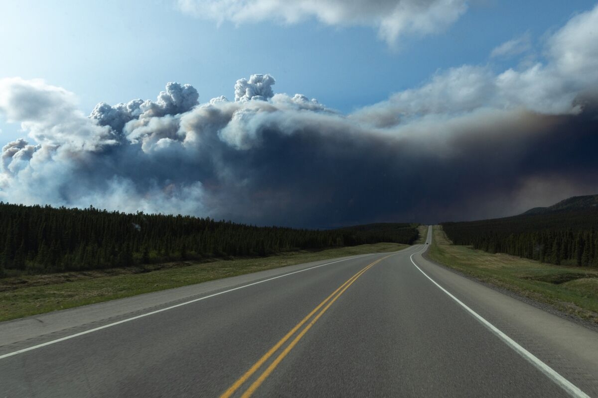 Canadian Wildfires Force Oilsands Evacuations, Stop Oil Flows