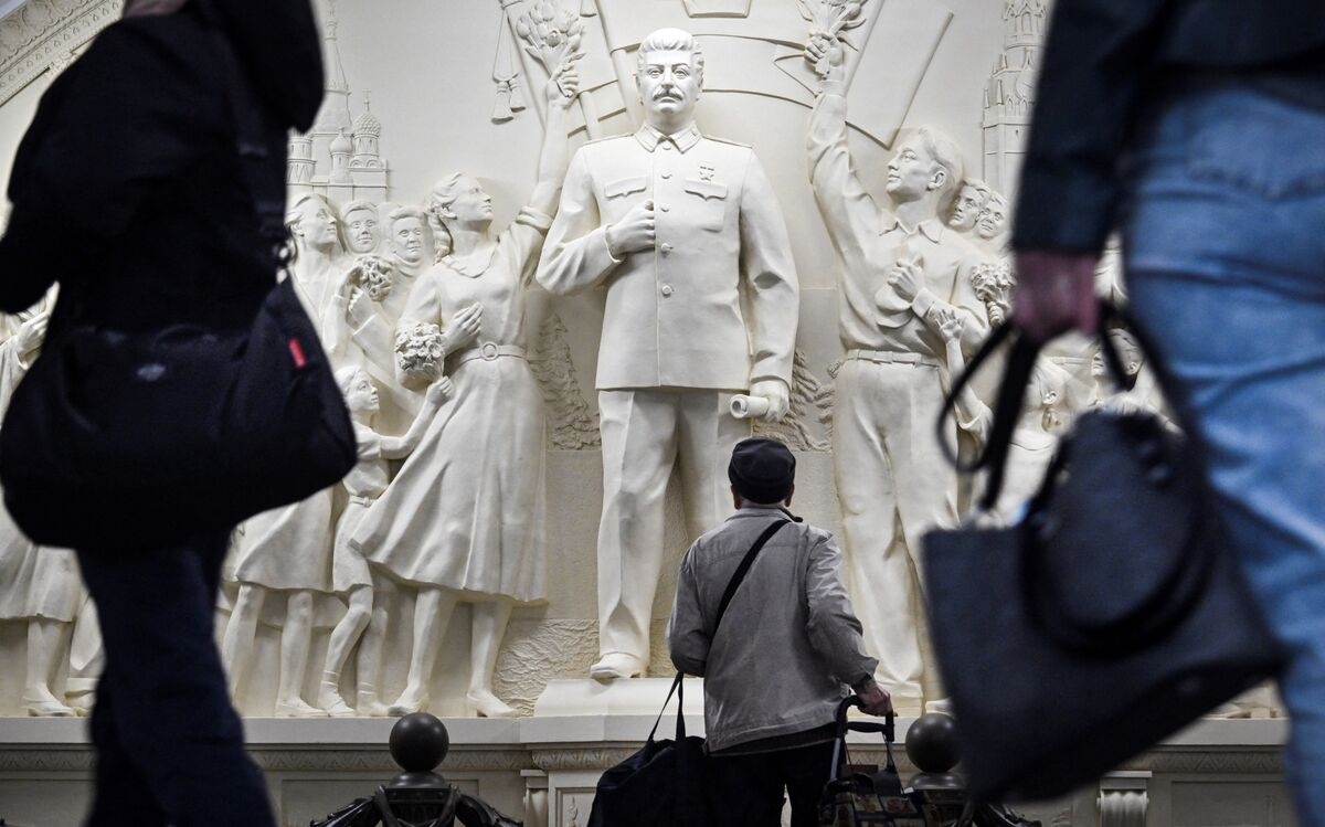 Moscow Installs Replica of Historical Stalin Monument in Metro