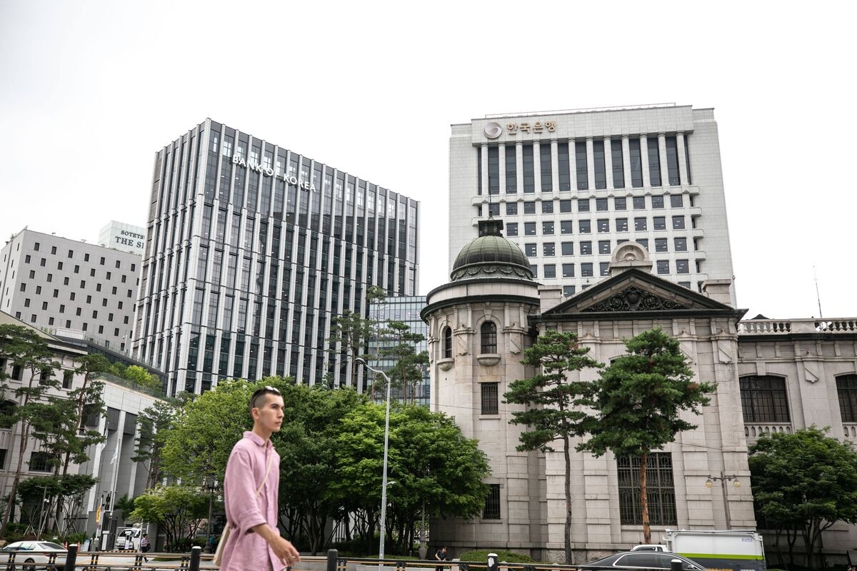 BOK Cuts Rate to Cushion Economy From Tariffs, Political Turmoil