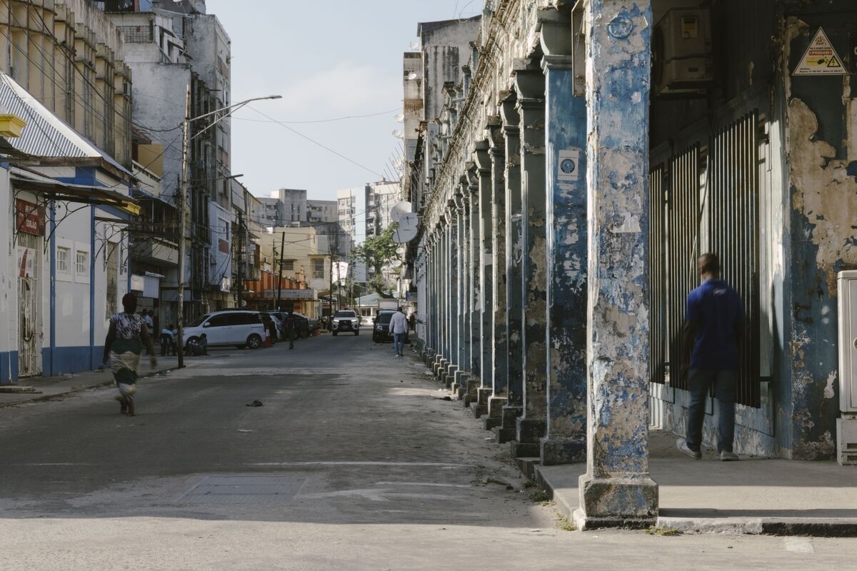 Mozambique Extends Record Rate-Cutting Cycle With More to Come