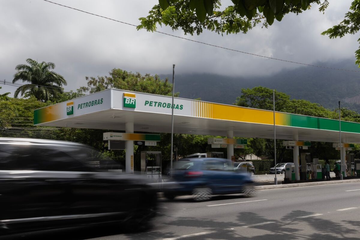 Petrobras Eyes Return to Retail Fuel Sector to Limit Pump Prices