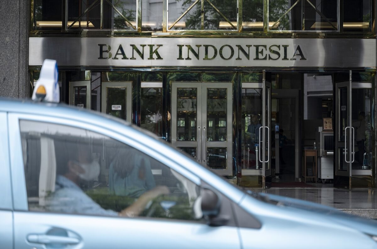 Indonesia Resumes Rate Cuts as Growth Outlook Dims, Rupiah Gains