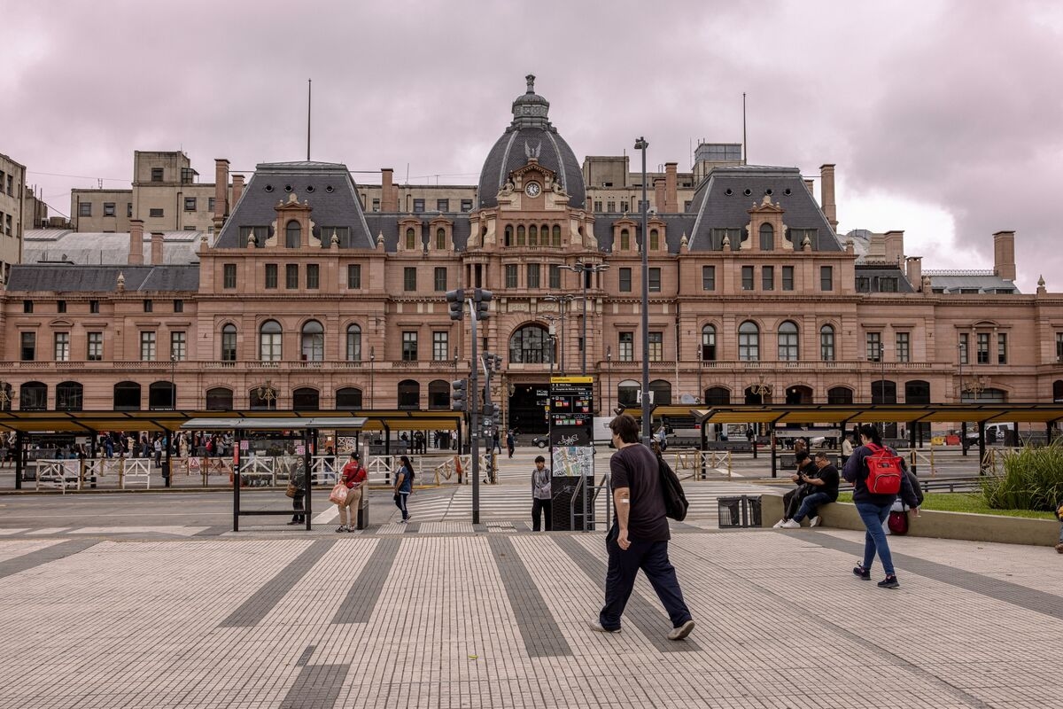 Argentina Economy Grows Less Than Expected as Imports Surge