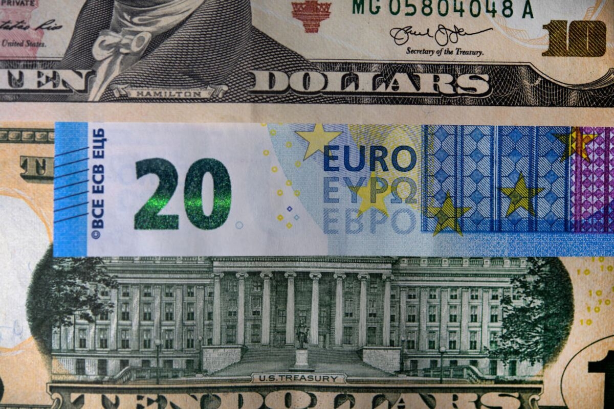 Dollar Ructions Lay Groundwork for a ‘Global Euro Moment'