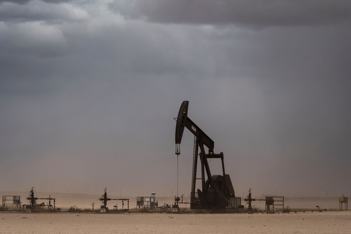 Oil Extends Gains on Weaker Dollar, Geopolitical Uncertainty