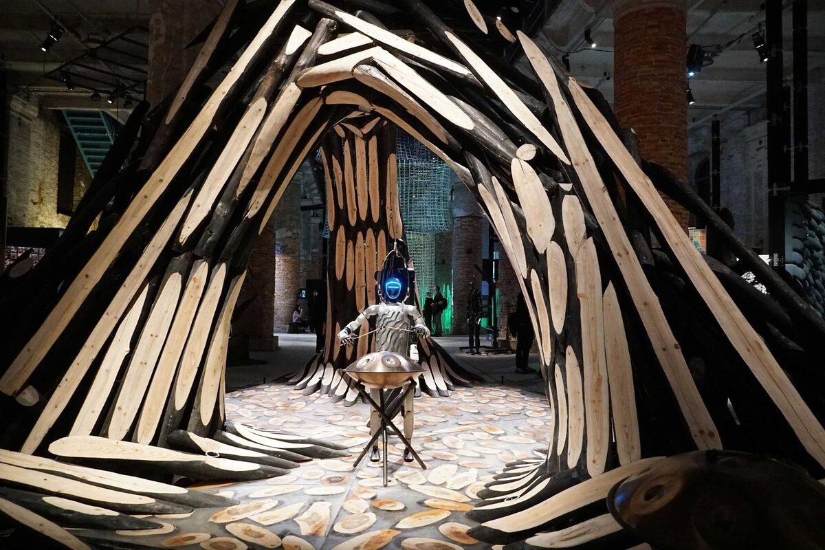 A Visit to the Architecture Biennale: Robots, Roofs and a Porch