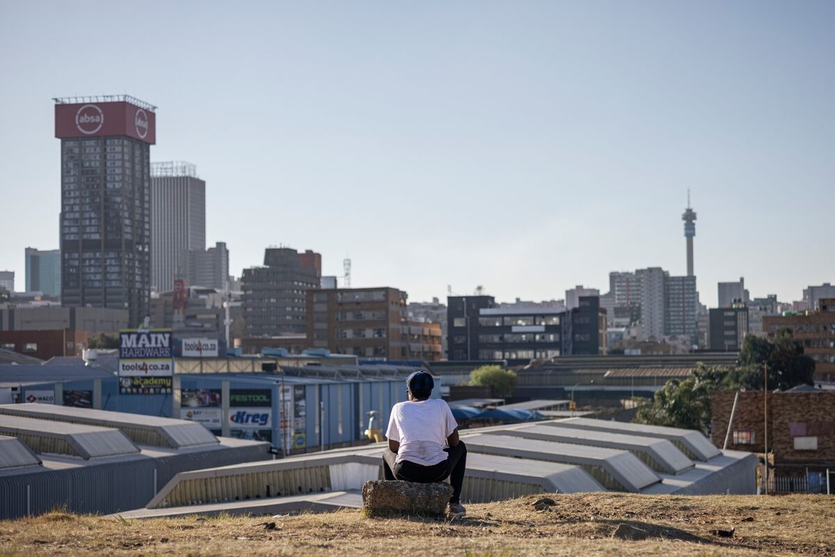 South Africa Can Entice Investors With New Budget, Minister Says