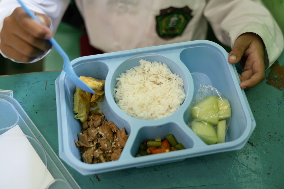 Indonesia Cuts Outlay on Giant Free Meals Program to $21 Billion