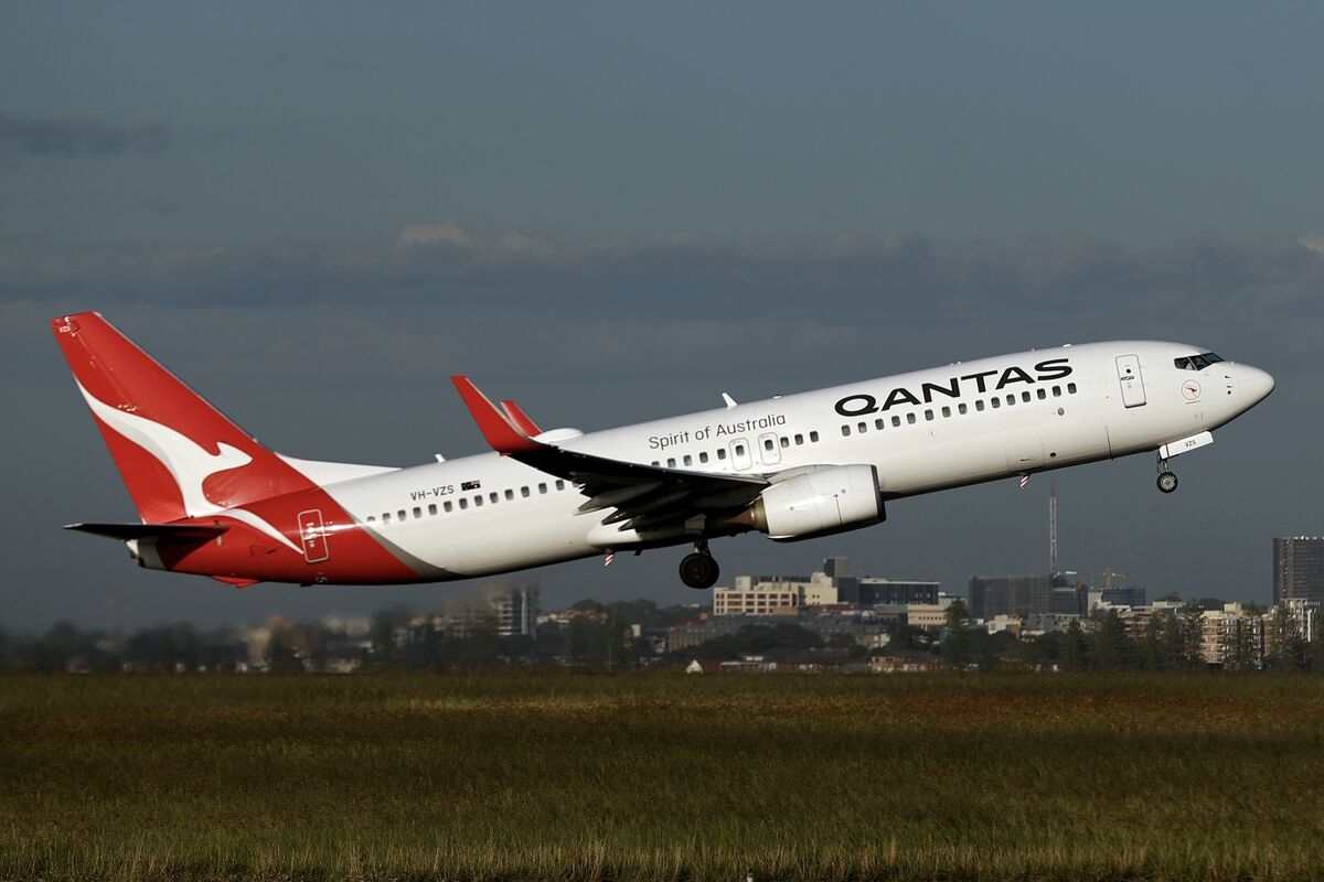 Qantas Pays First Dividend in Almost Six Years as Profit Climbs