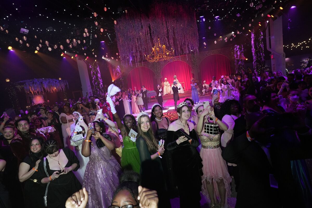 Hollywood Studios Embrace Live Experiences Amid Film, TV Gloom