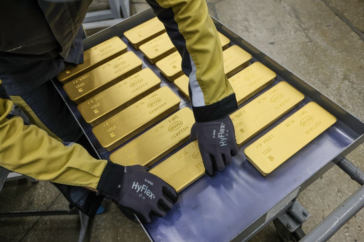 Gold Holds Gains After Softer US Job Data, Tariff Roll-Outs