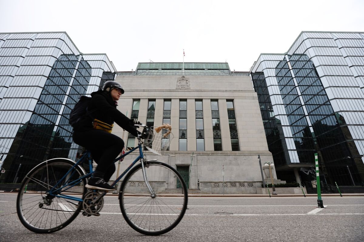 Firms' Less ‘Catastrophic' Outlook Kept Canada Rates on Hold