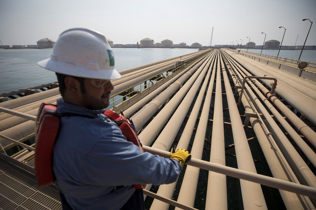 Aramco Profit Drops With Weak Oil Signaling More Earnings Strain