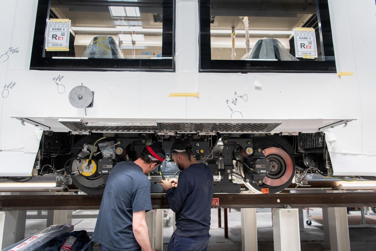 French Manufacturing Confidence Unexpectedly Dips in June