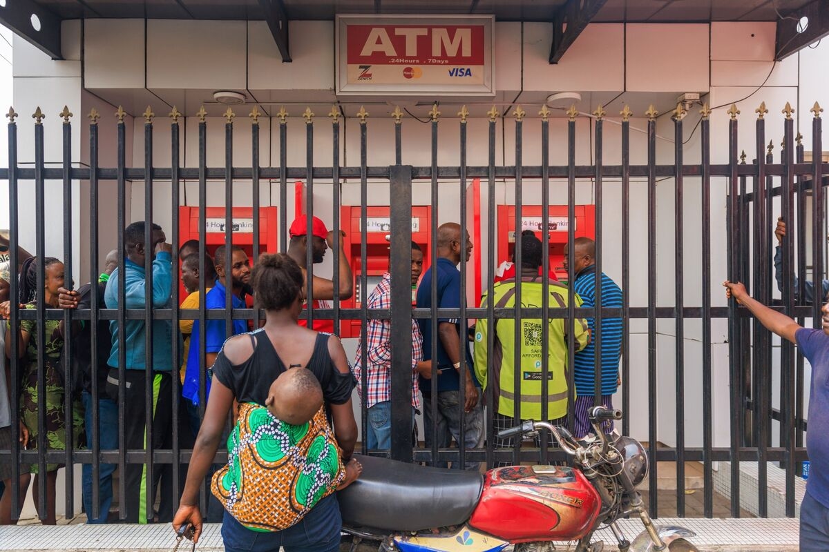 Nigeria Bank Stocks Fall After Central Bank Halts Some Dividends