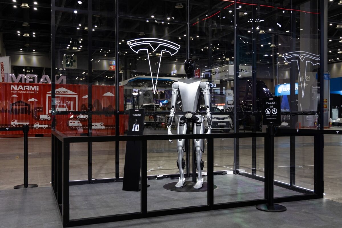 Tesla's Leader of Optimus Humanoid Robot Program Leaves Company