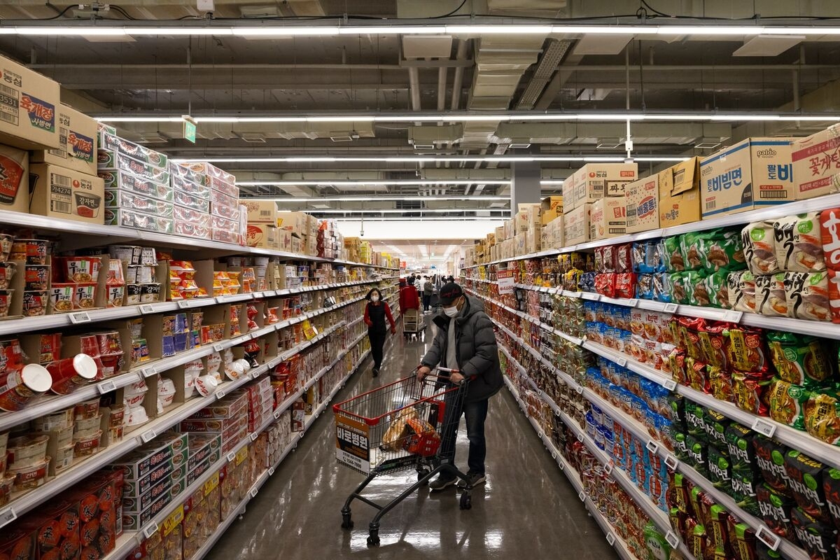 MBK Seeks Buyer for Struggling Korean Supermarket Chain Homeplus