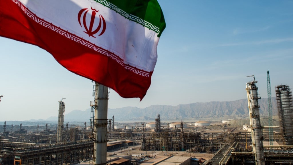 Iran Races to Get Its Oil Out Into the World