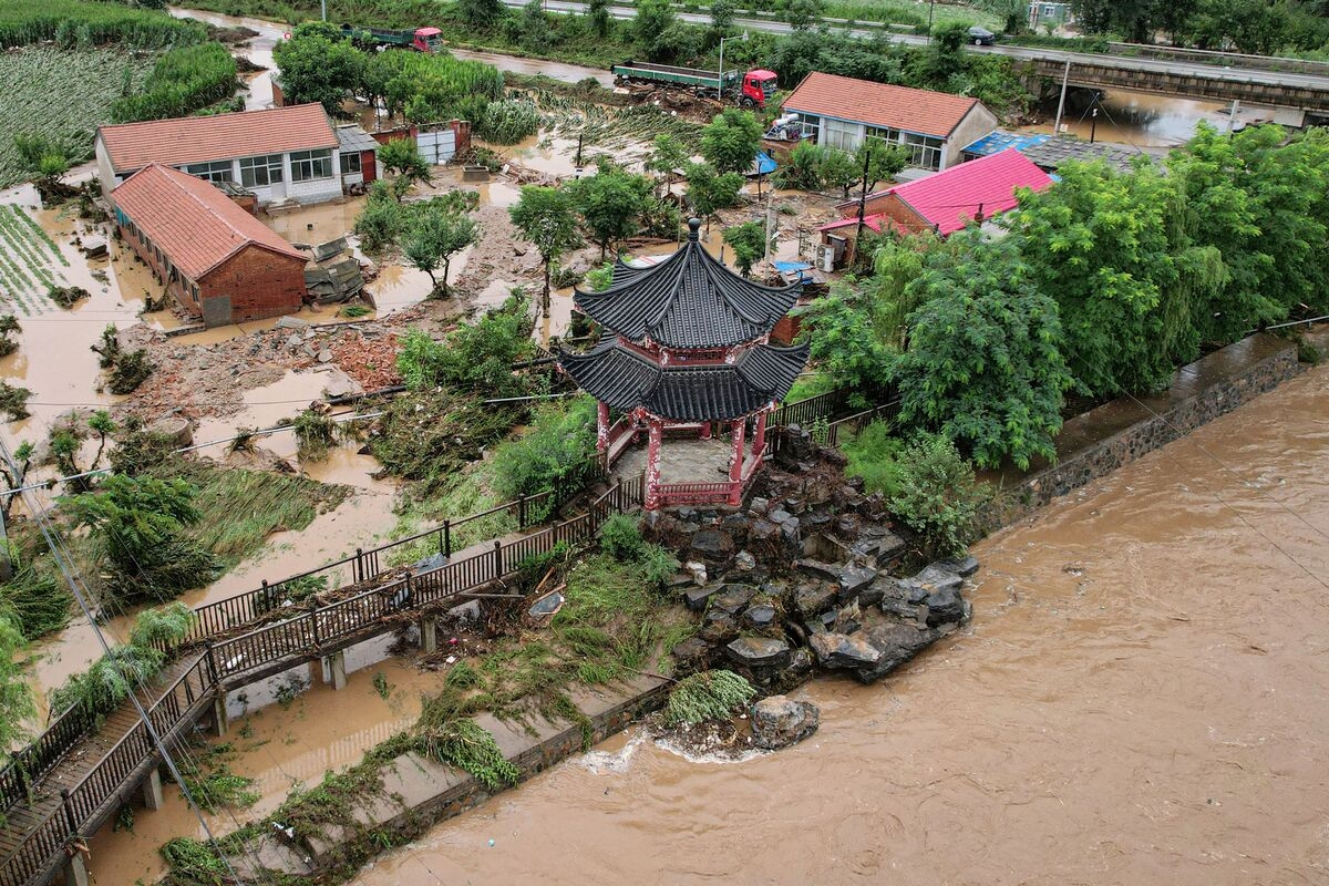 Beijing Urges Residents Indoors as Foot of Rain Looms Overnight