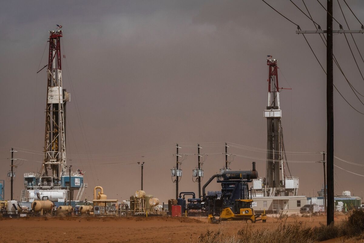 Oil Steadies After Early Surge as Traders Mull Moody's Downgrade