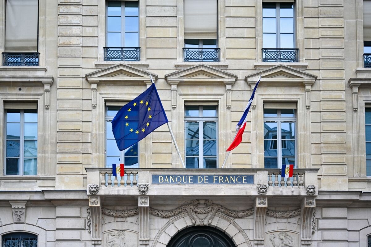 Bank of France Says Industry to Drive Steady Quarterly Growth