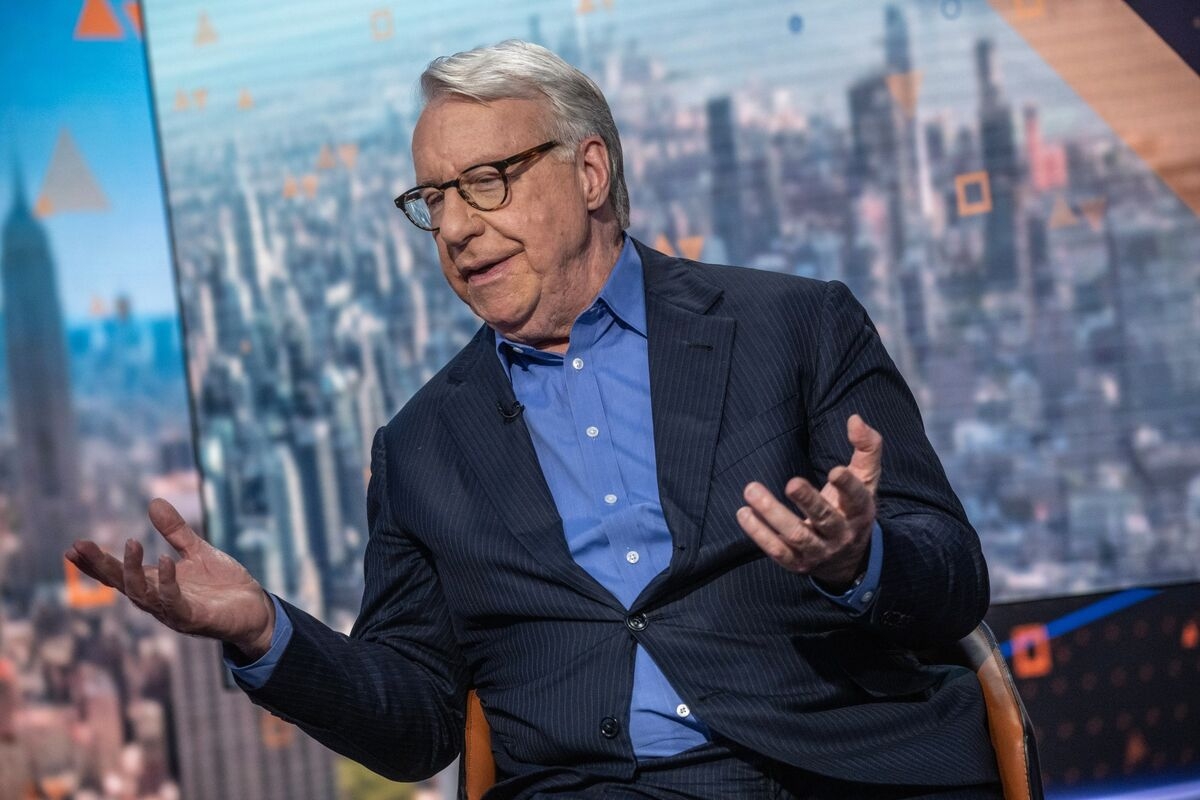Chanos and Saylor Clash in a Wall Street War of Words