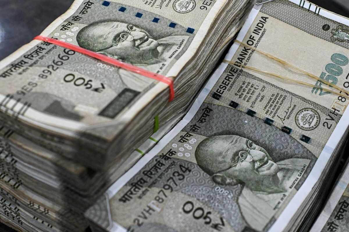 Rupee Rises on Pakistan Truce as Trading Resumes After Holiday