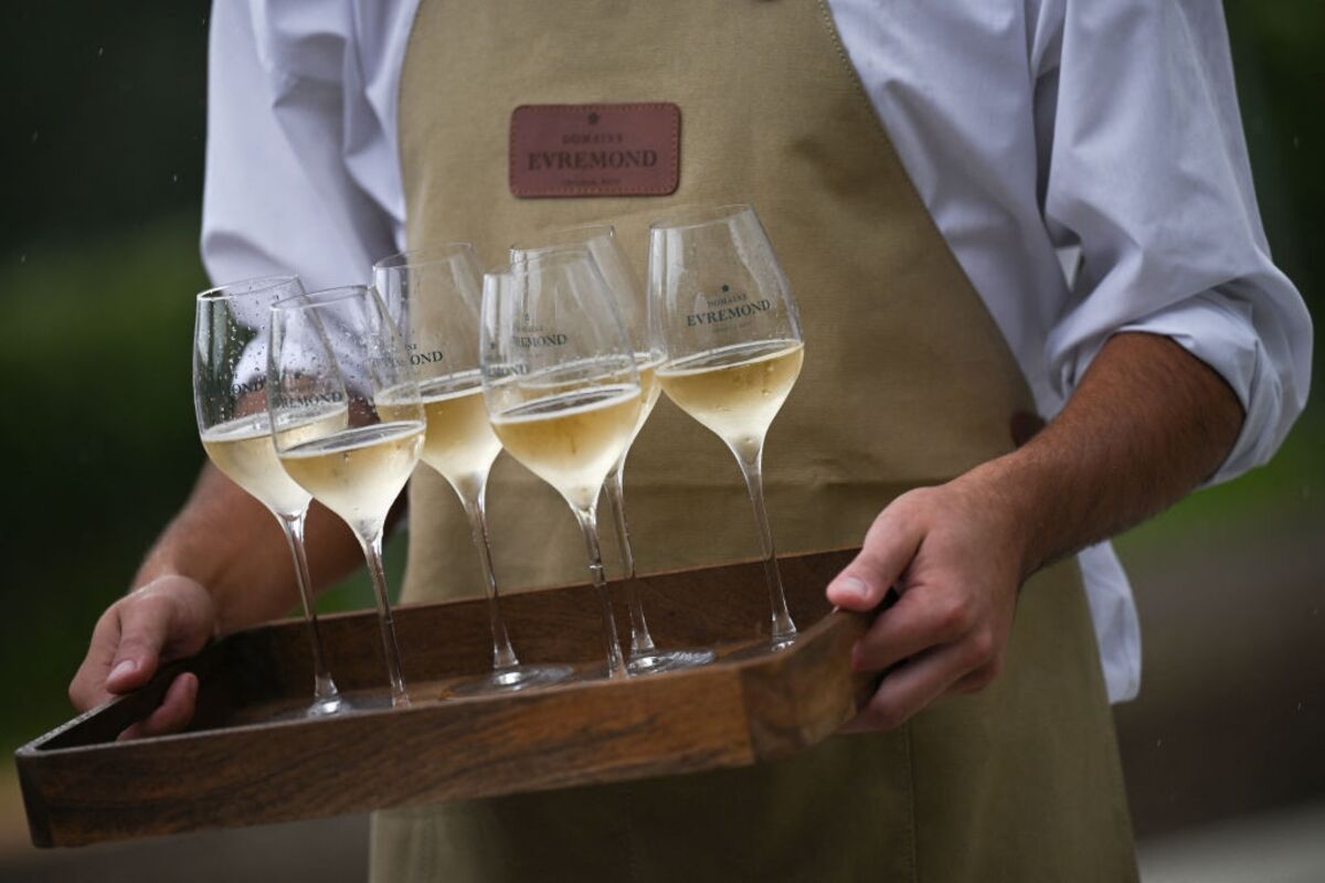 England's Sparkling Wine Is Losing Its Fizz