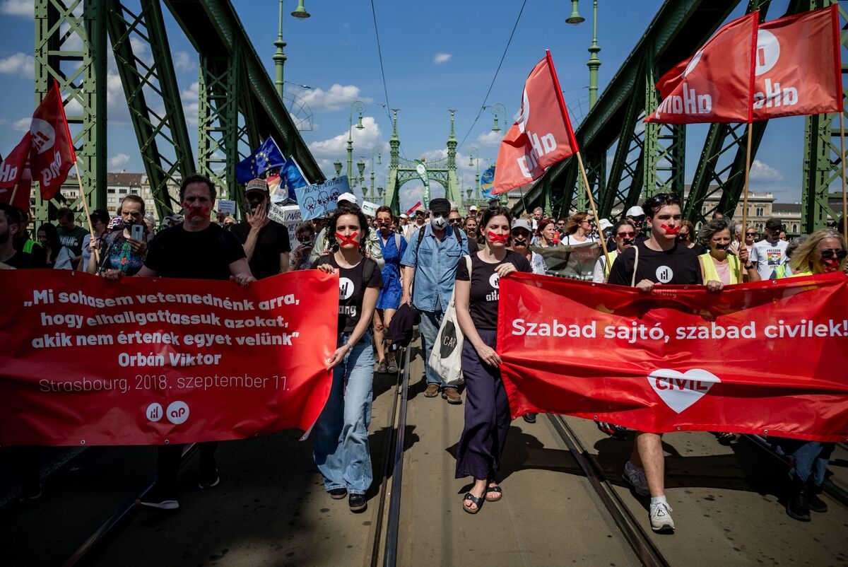 Hungary May Delay Adoption of Bill Targeting NGOs and Media