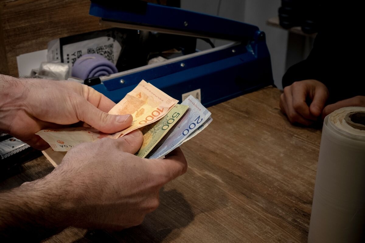 Argentina Peso Gains as Authorities Ease Impact of Debt Auction