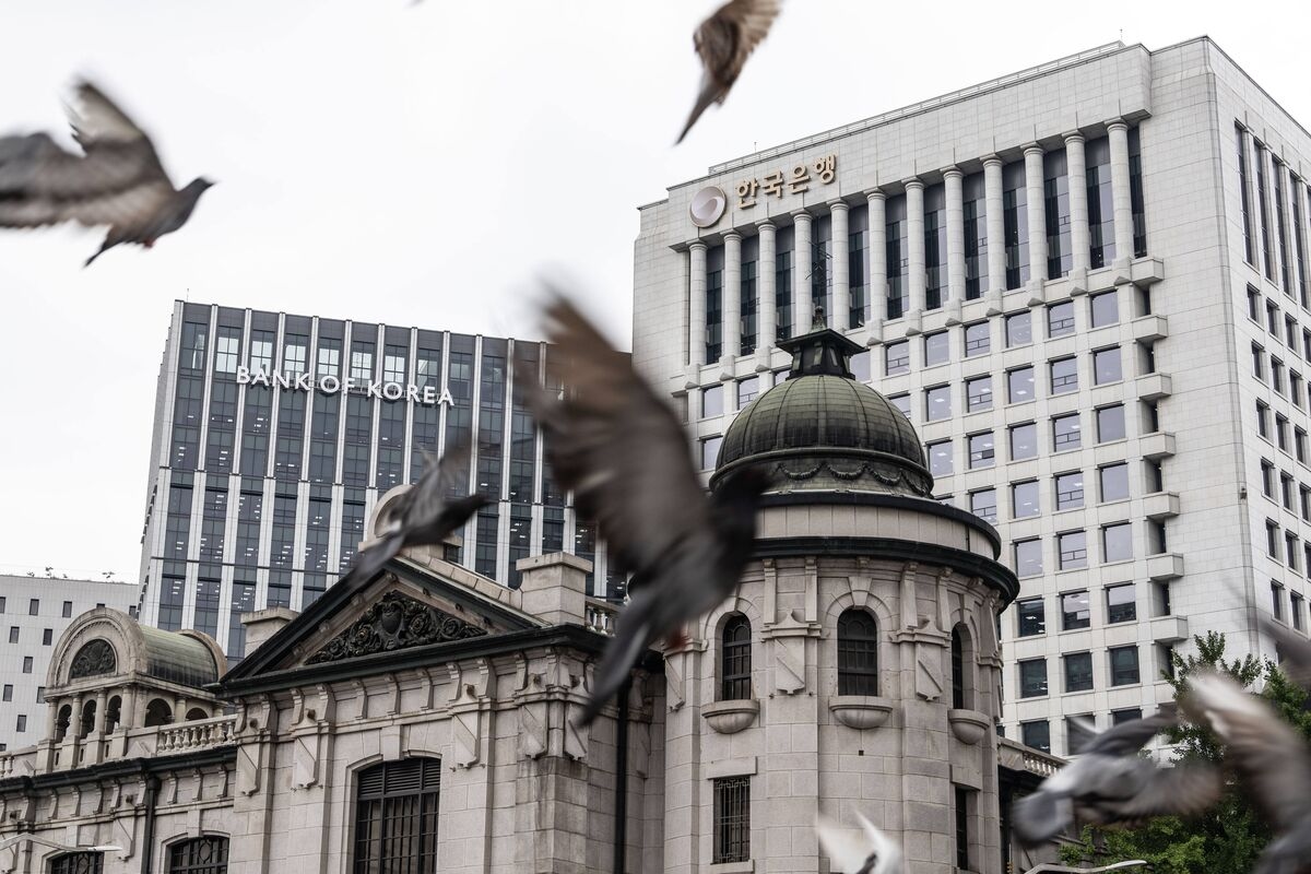 BOK Stands Pat on Rate as Housing Rally, Tariff Risks Take Focus