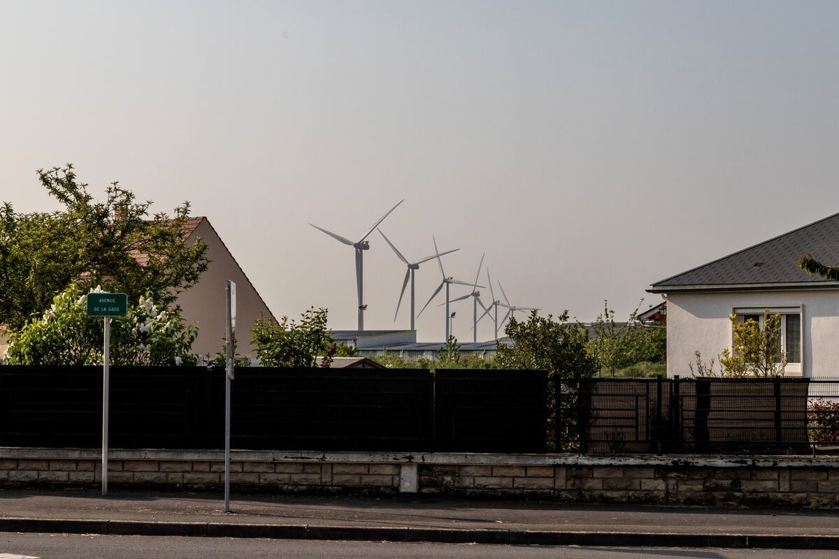 French Lawmakers Urged to Drop Moratorium on Renewable Projects