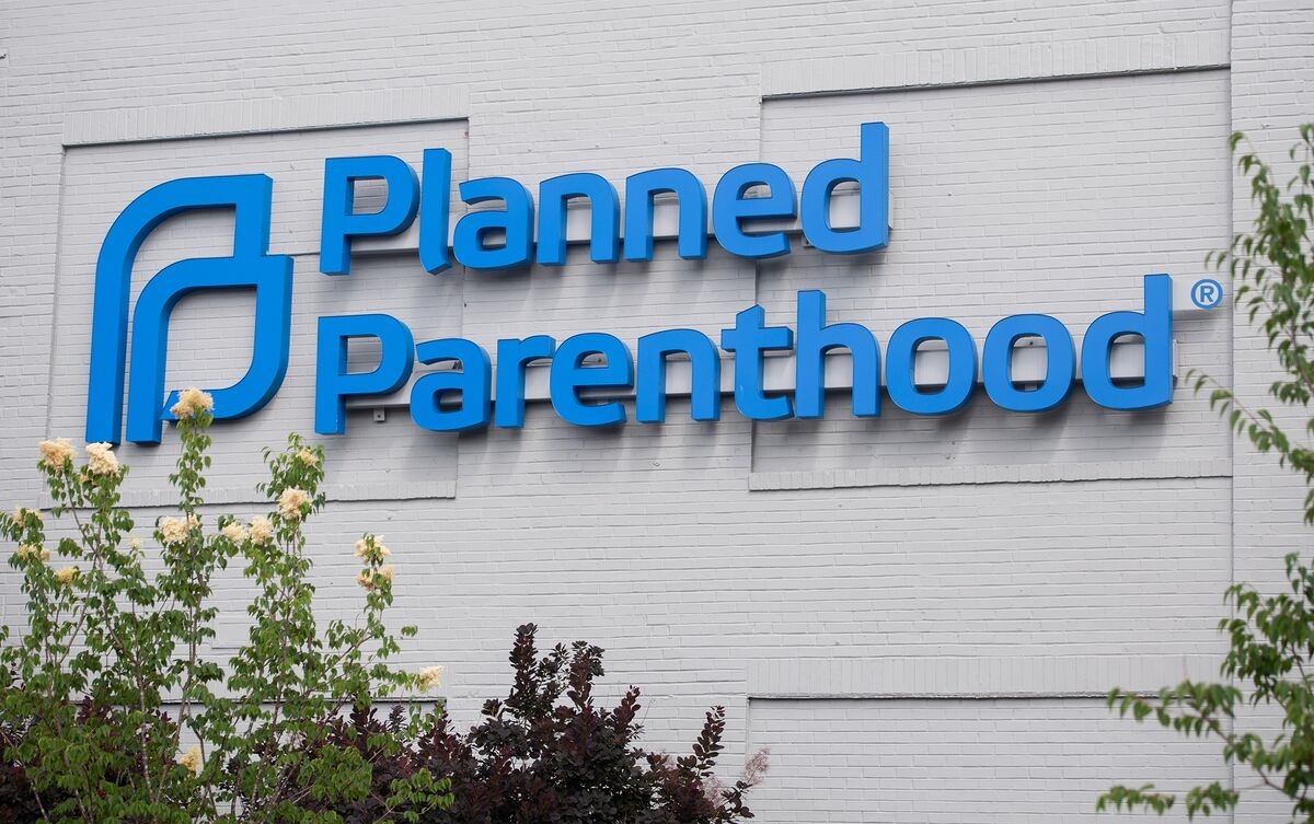 Planned Parenthood Affiliate to Close Clinics in Iowa, Minnesota