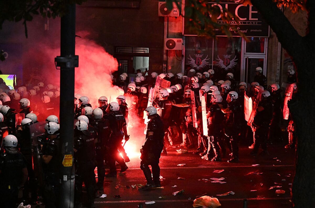 Serbian Anti-Government Protesters Clash With Police in Belgrade