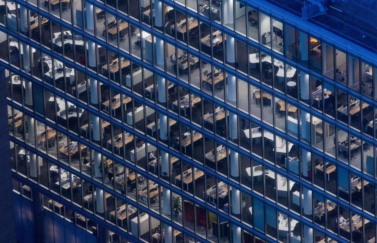 IWG Shares Tumble as Profit Seen at Lower End of Guidance Range