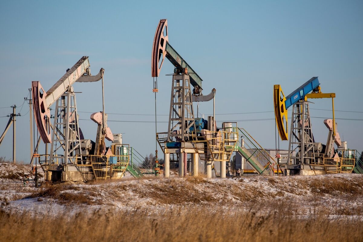 Russian Oil Revenue Falls to Two-Year Low as Global Prices Sink